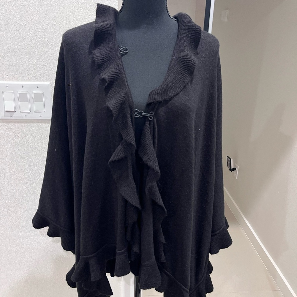 Black Ruffled Cape - Picture 3 of 11